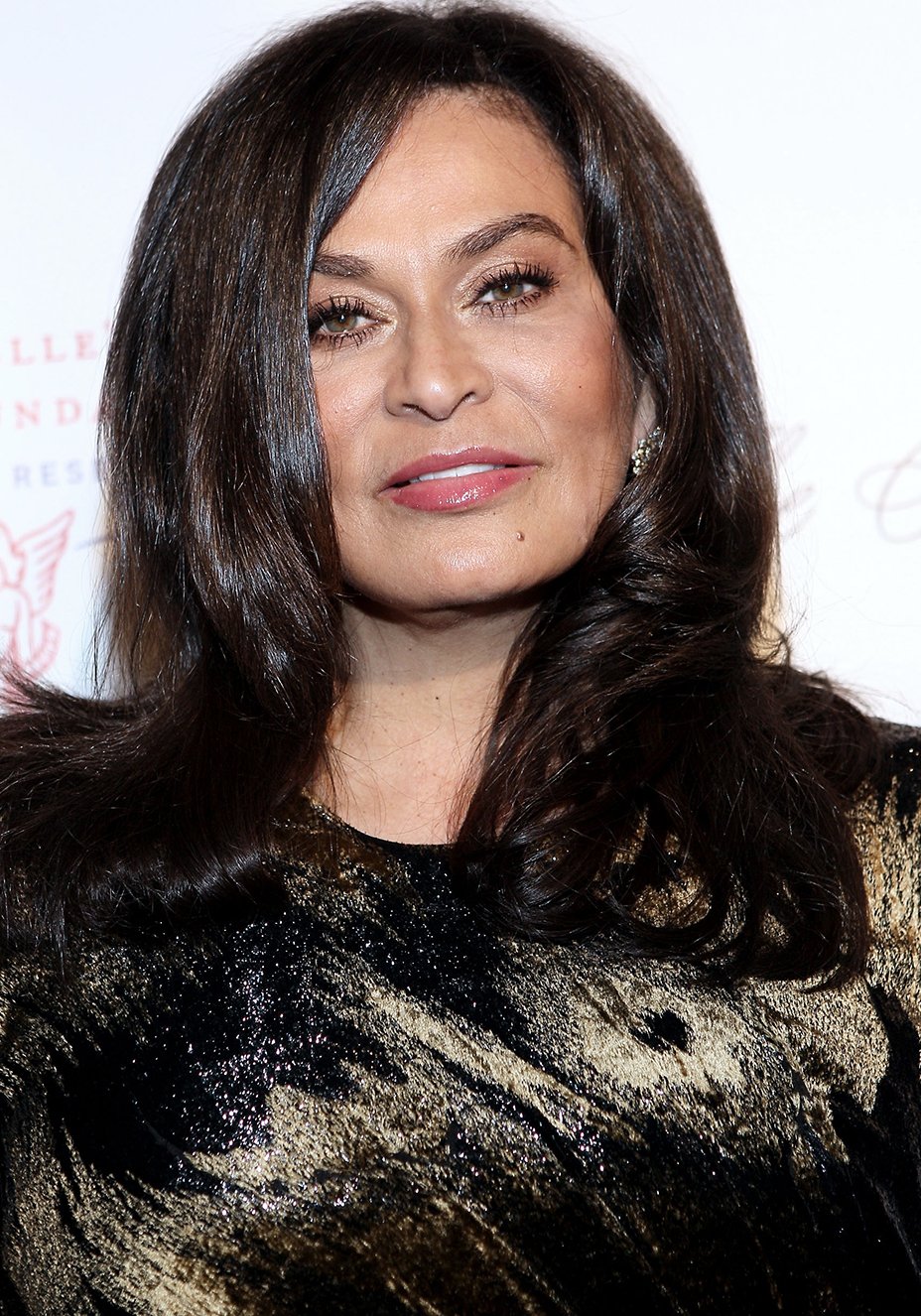 Mãe de Beyoncé e Solange recria álbuns das filhas