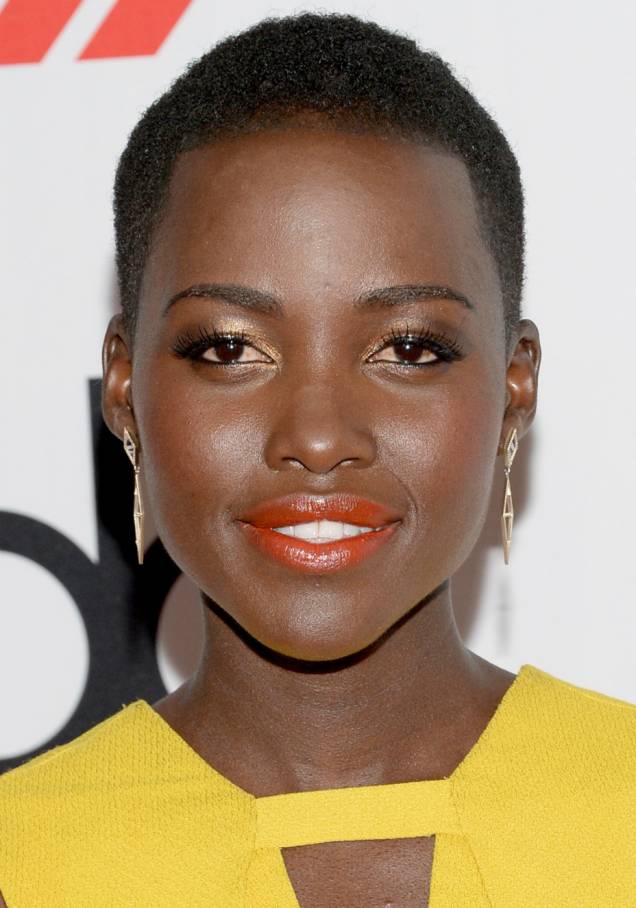 <strong>Lupita Nyong'o:</strong> acompanhado de sombra dourada, cílios definidos e uma cútis superiluminada, o batom laranja suave cria um visual poderoso. <strong>Lupita Nyong'o:</strong> acompanhado de sombra dourada, cílios definidos e uma cútis superiluminada, o batom laranja suave cria um visual poderoso.