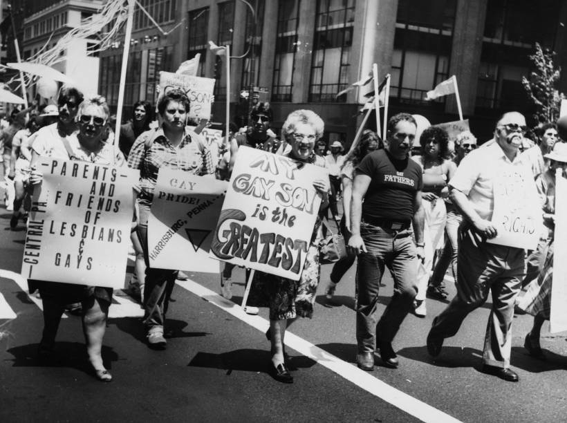 Pais e amigos de l&eacute;sbicas e gays participam da Parada LGBT de Nova York em 1983