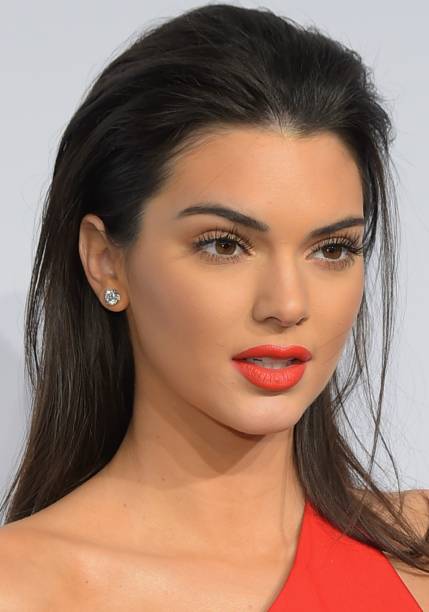 <strong>Kendall Jenner:</strong> o casadinho de roupa e maquiagem, como mostra a modelo em seu look alaranjado, é perfeito para festas. <strong>Kendall Jenner:</strong> o casadinho de roupa e maquiagem, como mostra a modelo em seu look alaranjado, é perfeito para festas.