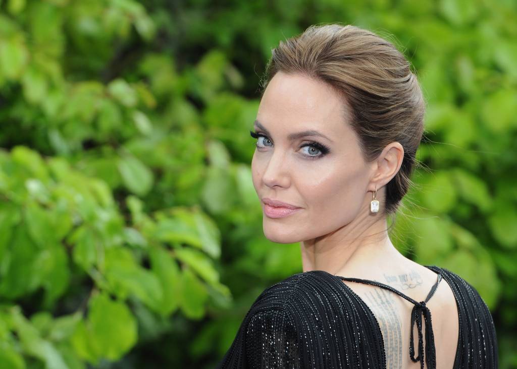 Angelina Jolie personifica a mulher do perfume Mon Guerlain