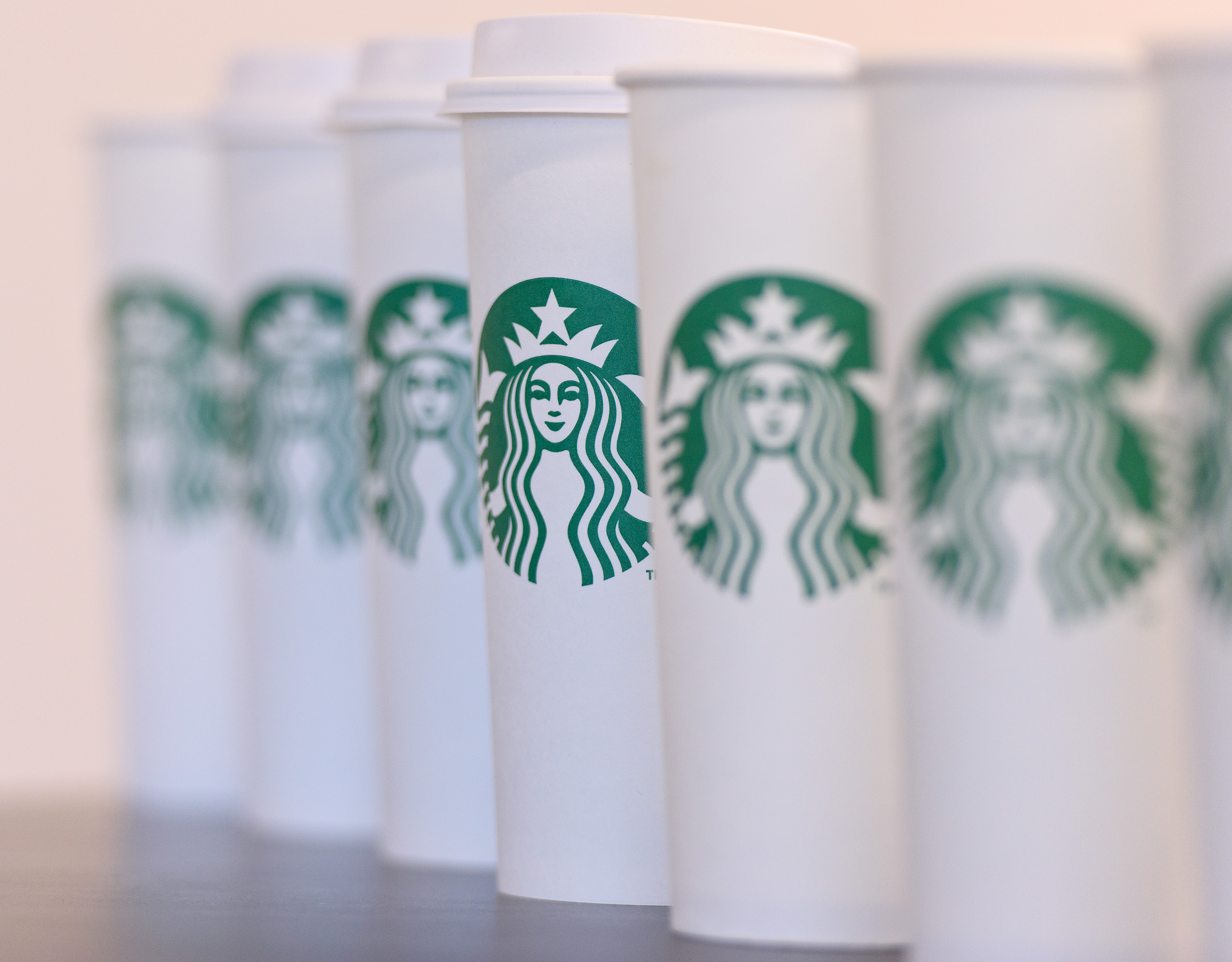 A Starbucks criou o frappuccino mais colorido e instagramável de todos