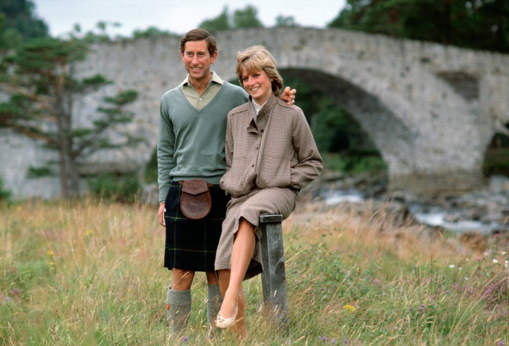 BALMORAL, UNITED KINGDOM - AUGUST 19: Prince Charles With His Arm Around His Wife, Princess Diana, During A Honeymoon Photocall By The River Dee. The Princess Is Wearing A Suit Designed By Bill Pashley With A Pair Of Shoes By The Chelsea Cobbler. The Prince Is Wearing A Kilt. (Photo by Tim Graham/Getty Images)