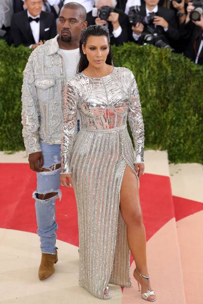 <span>O casal chegou "combinandinho" no Met Gala de 2016. Com o tema "Manus x Machina: Fashion In An Age Of Technology", Kim&nbsp;escolheu um look <strong>Balmain</strong> futur&iacute;stico para riscar o tapete vermelho, enquanto Kanye apostou em uma jaqueta cheia de detalhes e jeans rasgados.</span>