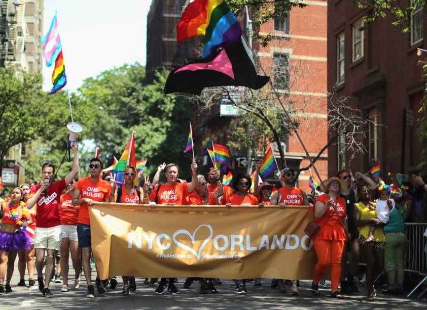 A Parada LGBT de Nova York aconteceu poucos dias após o trágico massacre que vitimou mais de 50 pessoas na boate Pulse, em orlando. Na faixa, está escrito "A Cidade de Nova York ama Orlando" A Parada LGBT de Nova York aconteceu poucos dias após o trágico massacre que vitimou mais de 50 pessoas na boate Pulse, em orlando. Na faixa, está escrito "A Cidade de Nova York ama Orlando"