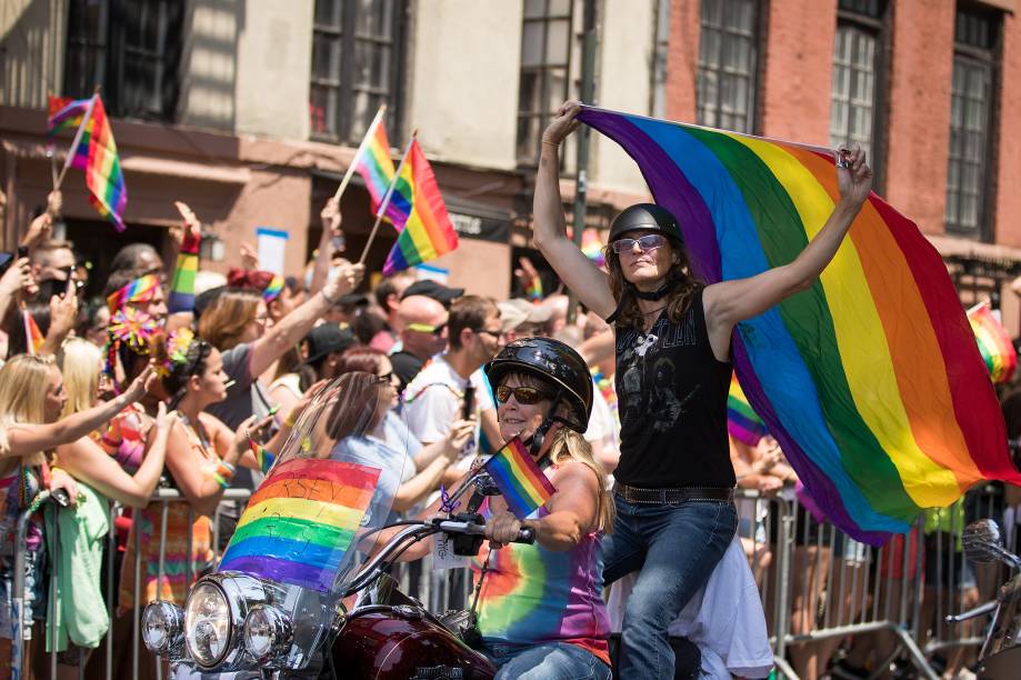 A Parada LGBT de Nova York passa pela Christopher Street, lugar fundamental para a luta LGBT, onde fica o bar Stonewall Inn A Parada LGBT de Nova York passa pela Christopher Street, lugar fundamental para a luta LGBT, onde fica o bar Stonewall Inn