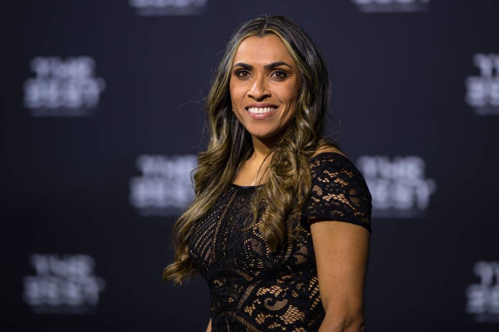 Veja o vestido de renda de Marta em premiação da Fifa