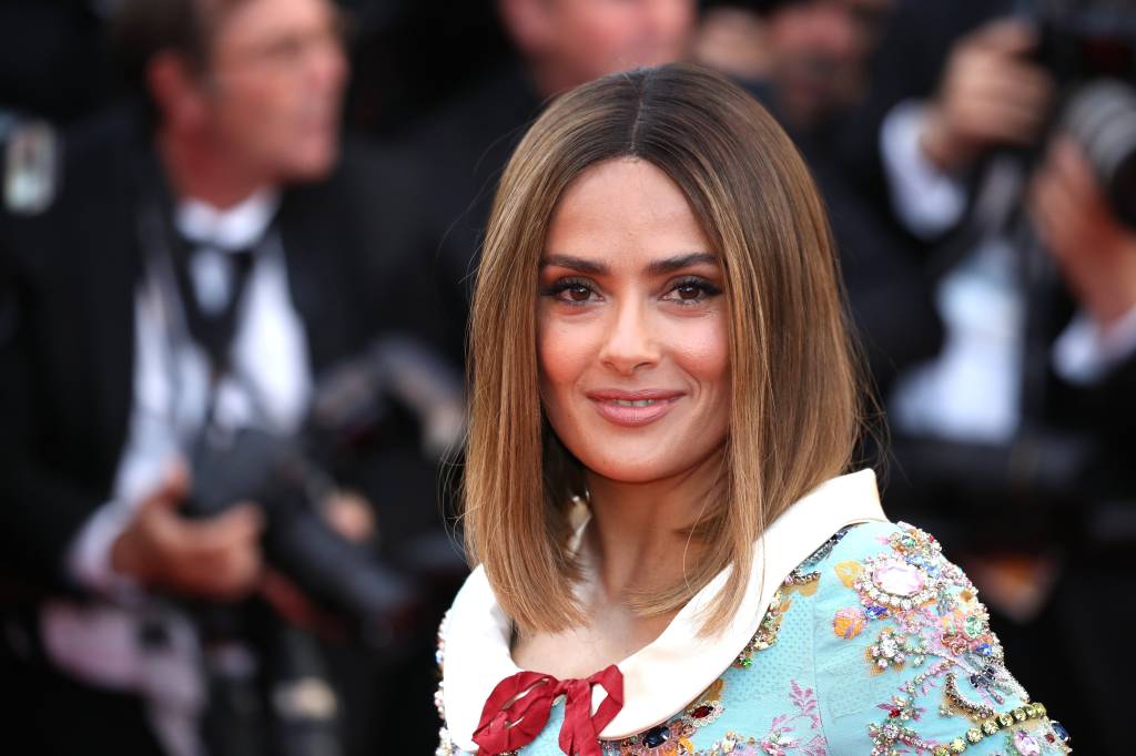 Salma Hayek usa perucas para criar diferentes looks em Cannes