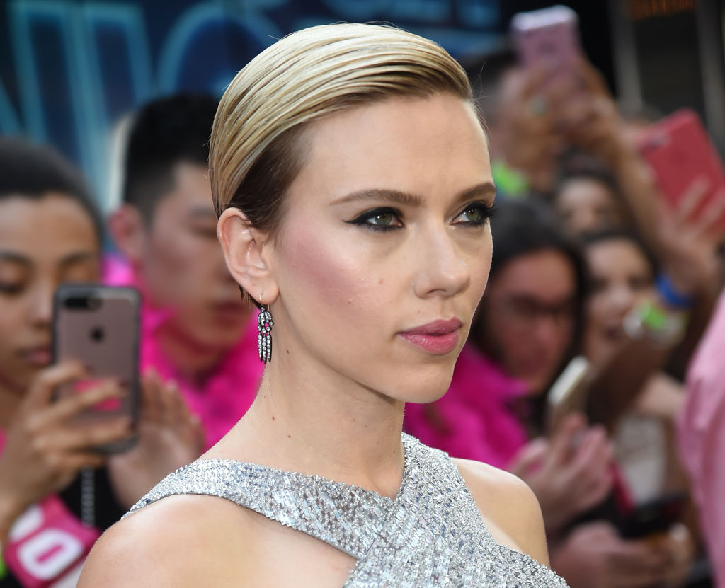 Scarlett Johansson tem um irmão gêmeo e nós estamos apaixonadas