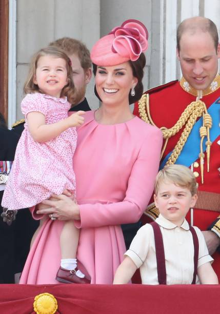 <strong>20 de maio de 2017</strong><span> - para o casamento de Pippa Middleton, a duquesa elegeu um v</span>estido rosado <strong>Alexander McQueen </strong>com decote em 'V” e mangas bufantes, além de uma saia fluida. Kate arrematou a produção com <span>saltos nude e </span>um chapéu no mesmo tom do vestido, que adornou seu coque trabalhado.