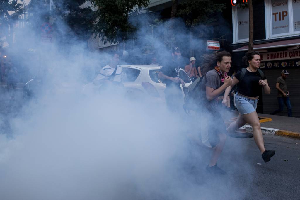 Police Disperse LGBT Pride March in Istanbul