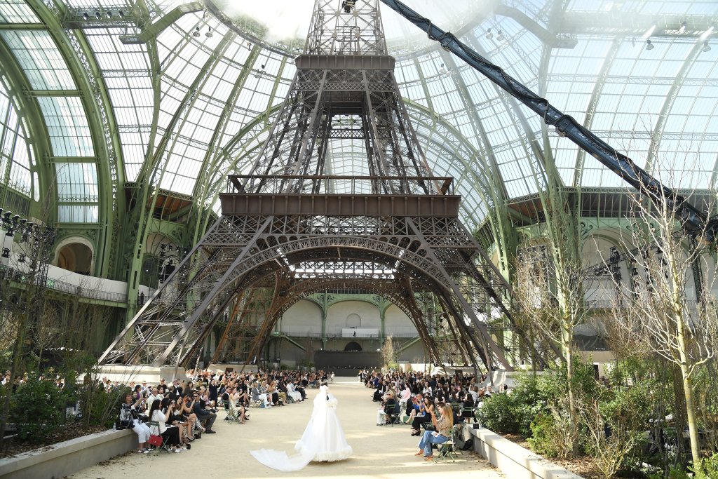 Cen&aacute;rio do desfile da Chanel