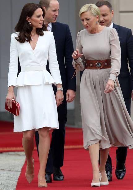 <strong>03 de julho de 2017</strong> - A Duquesa de Cambridge está de visual novo! Kate debutou o novo corte de cabelo, um pouco abaixo dos ombros, no primeiro dia do torneio de Wimbledon. Sempre fotografada de escarpins e clutch, a mãe de George e Charlotte apostou em sandálias e maxibolsa. O vestido de bolinhas é da Dolce&Gabbana.