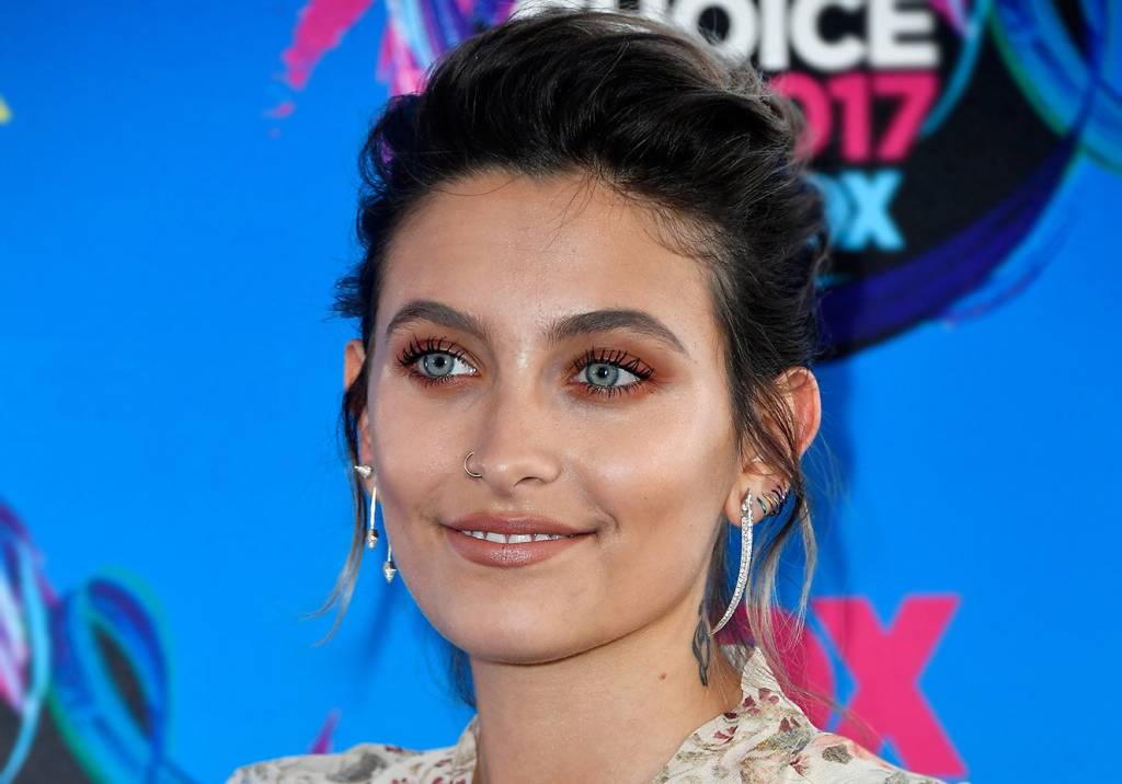 O esfumado que bombou no red carpet do Teen Choice Awards