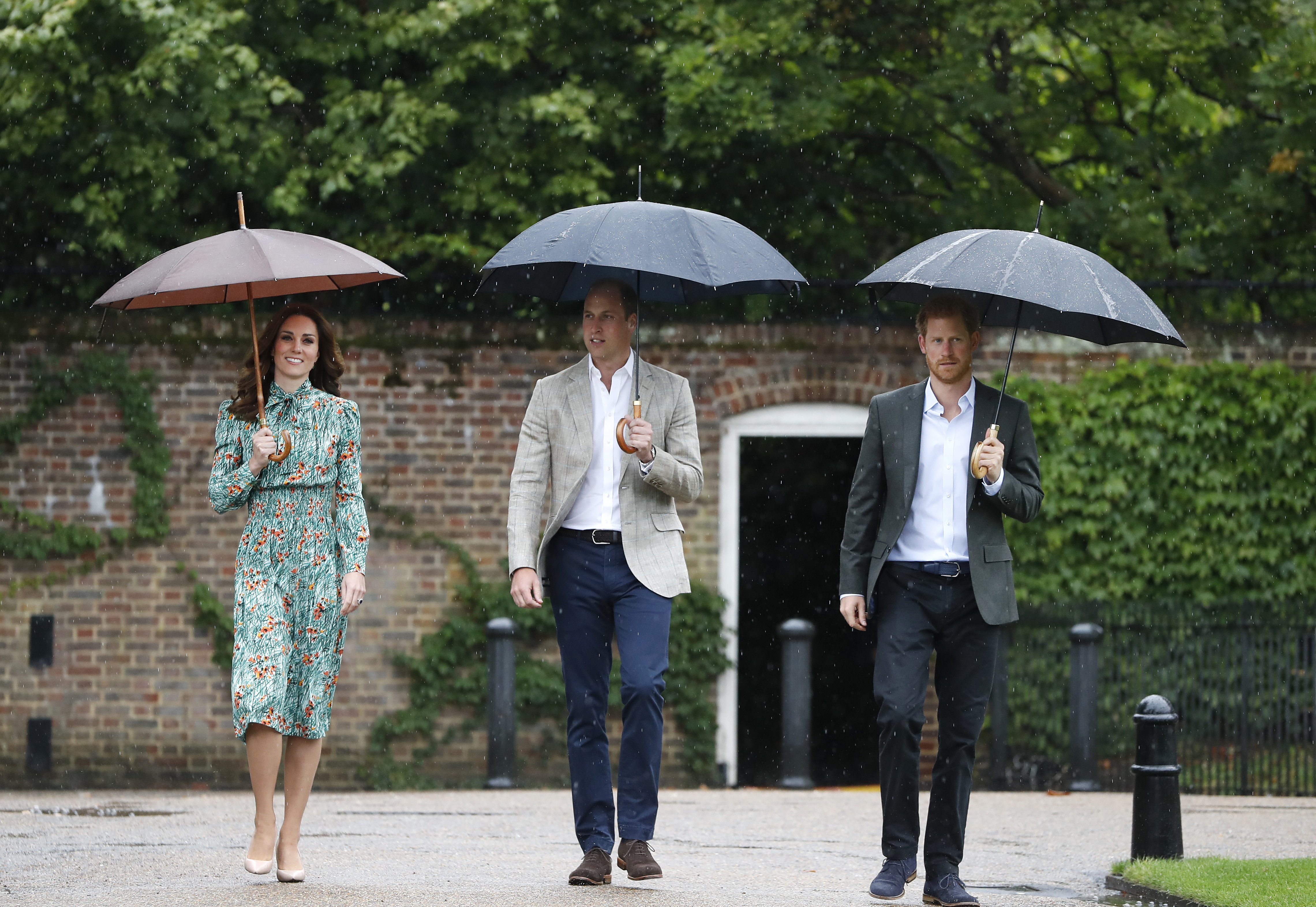 Família Real visita jardim feito em homenagem à Princesa Diana
