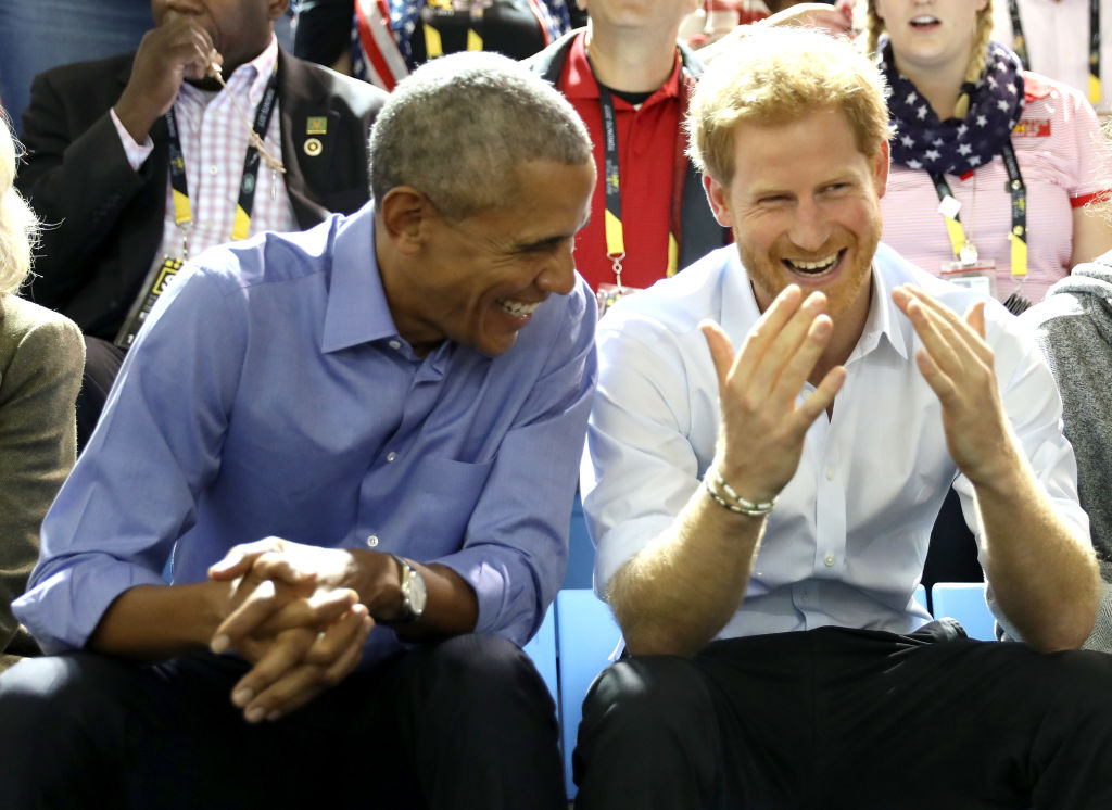 Príncipe Harry e Obama dão boas risadas em jogo de basquete