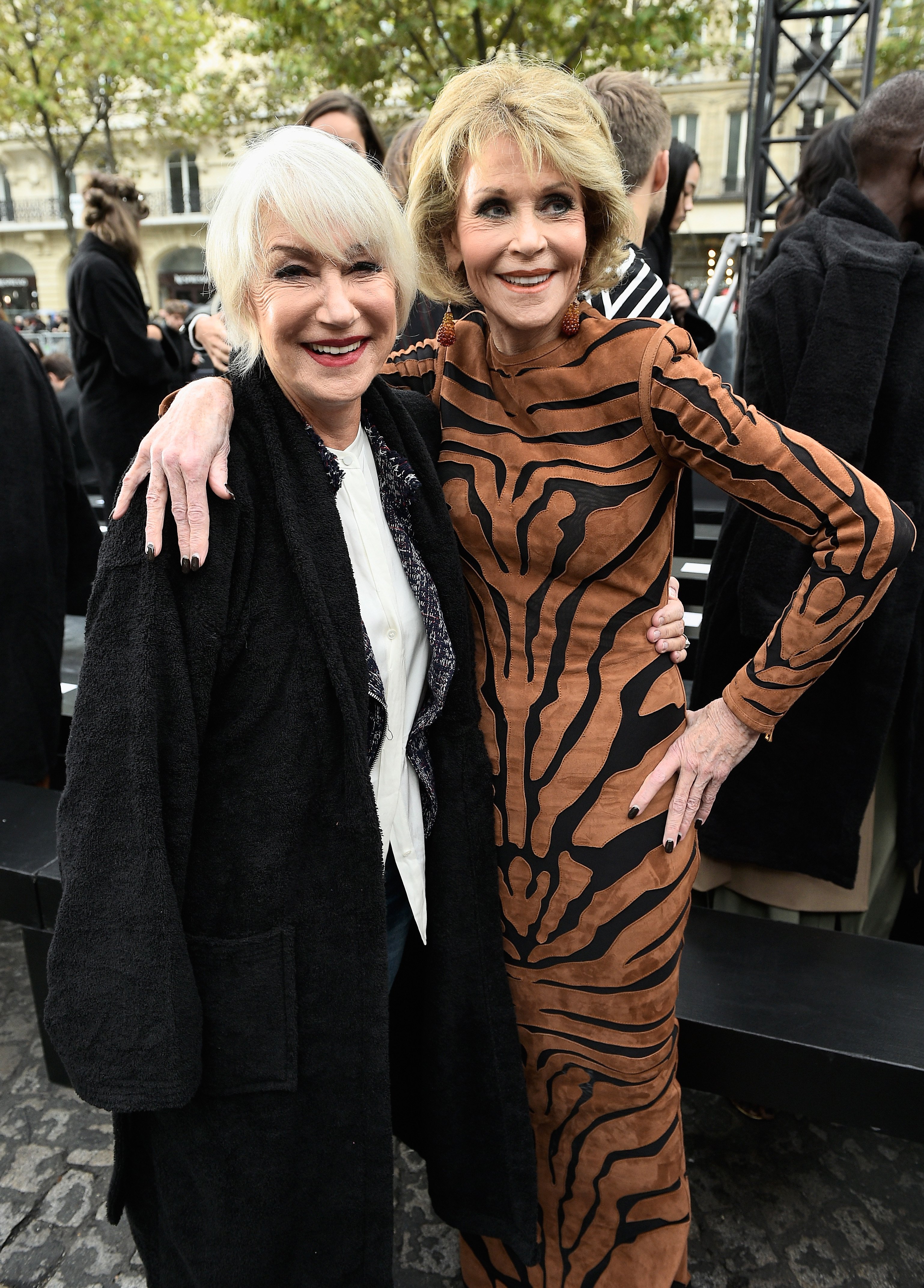 Jane Fonda e Helen Mirren desfilam na Semana de Moda de Paris