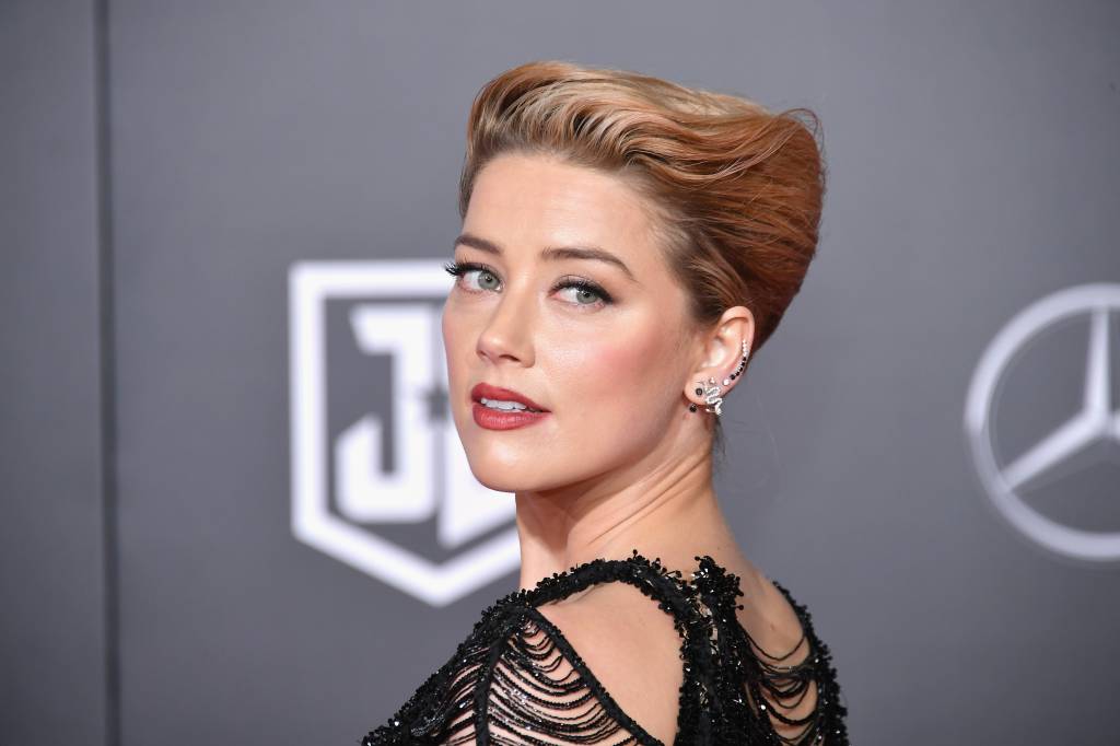 Amber Heard rouba a cena com longo preto poderoso e nada básico
