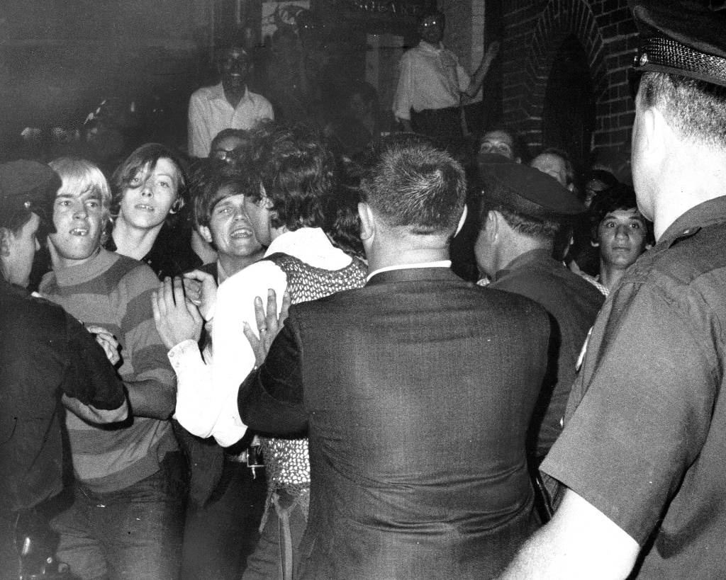 Imagem registrada da noite de confronto entre LGBTs e a polícia no bar Stonewall Inn. Imagem registrada da noite de confronto entre LGBTs e a polícia no bar Stonewall Inn.