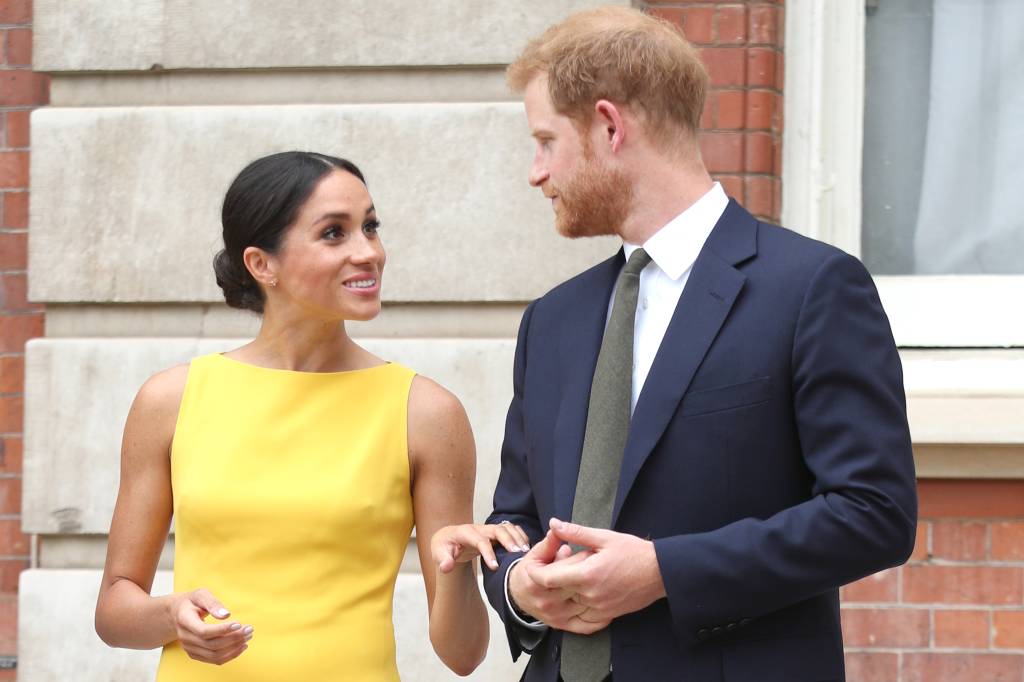 Meghan Markle, Duquesa de Sussex, e o Príncipe Harry no encontro com os jovens da Commonwealth