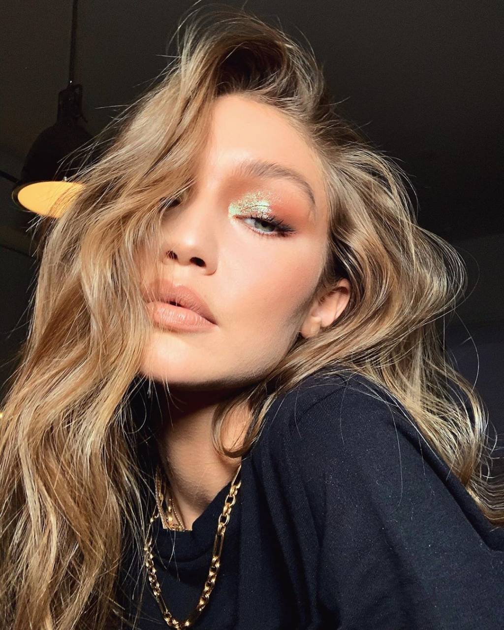 Gigi Hadid é a prova: a tendência da bota branca não vai embora tão cedo
