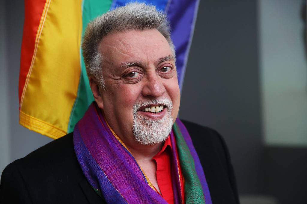 Quem foi Gilbert Baker, o criador da bandeira do arco-íris