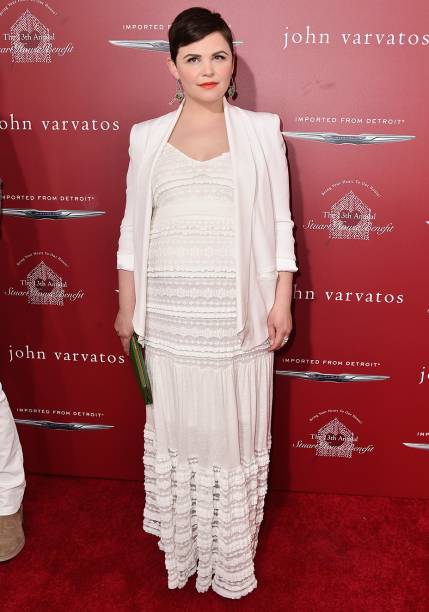 <strong>Ginnifer Goodwin</strong> // A atriz da série <em>Once Upon a Time</em> escolheu produção <em>all white</em> para marcar presença em uma festa em Los Angeles. O blazer alonga a silhueta e proporciona elegância ao vestido de pegada natural. <strong>Ginnifer Goodwin</strong> // A atriz da série <em>Once Upon a Time</em> escolheu produção <em>all white</em> para marcar presença em uma festa em Los Angeles. O blazer alonga a silhueta e proporciona elegância ao vestido de pegada natural.