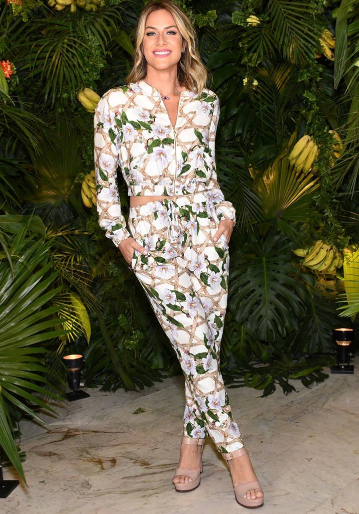 Famosas usando pe&ccedil;as da cole&ccedil;&atilde;o Isolda para Riachuelo