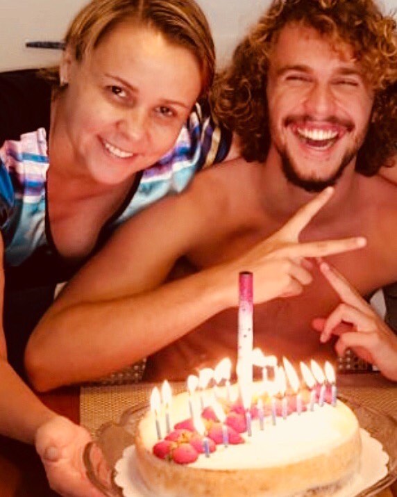 Filho de Giulia Gam e Pedro Bial surpreende com show de MPB no Rio