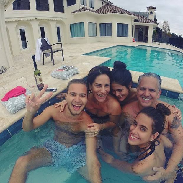 Glória Pires curte férias em família