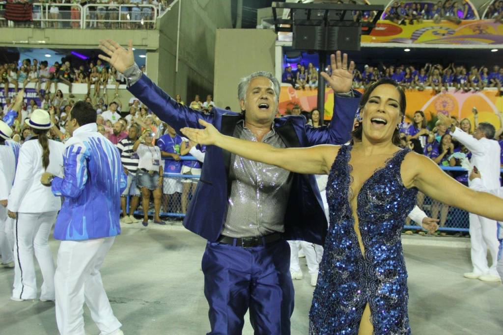 Gloria Pires desfila com a família na Sapucaí
