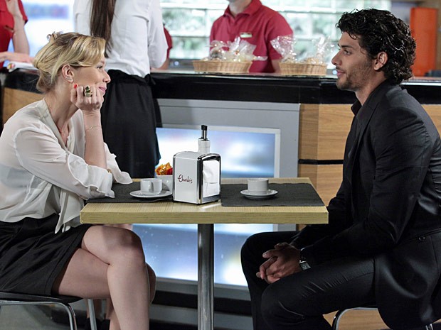 Guerra dos Sexos: Juliana aceita namorar Ronaldo