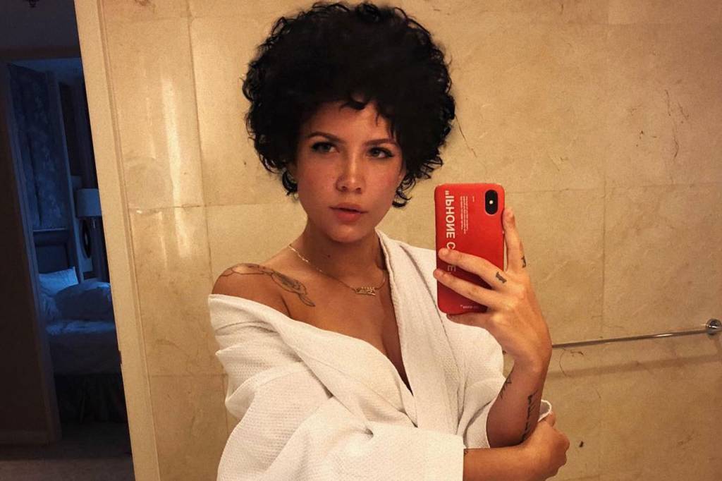 Fãs falaram que os cabelos de Halsey pareciam peruca e ela não gostou
