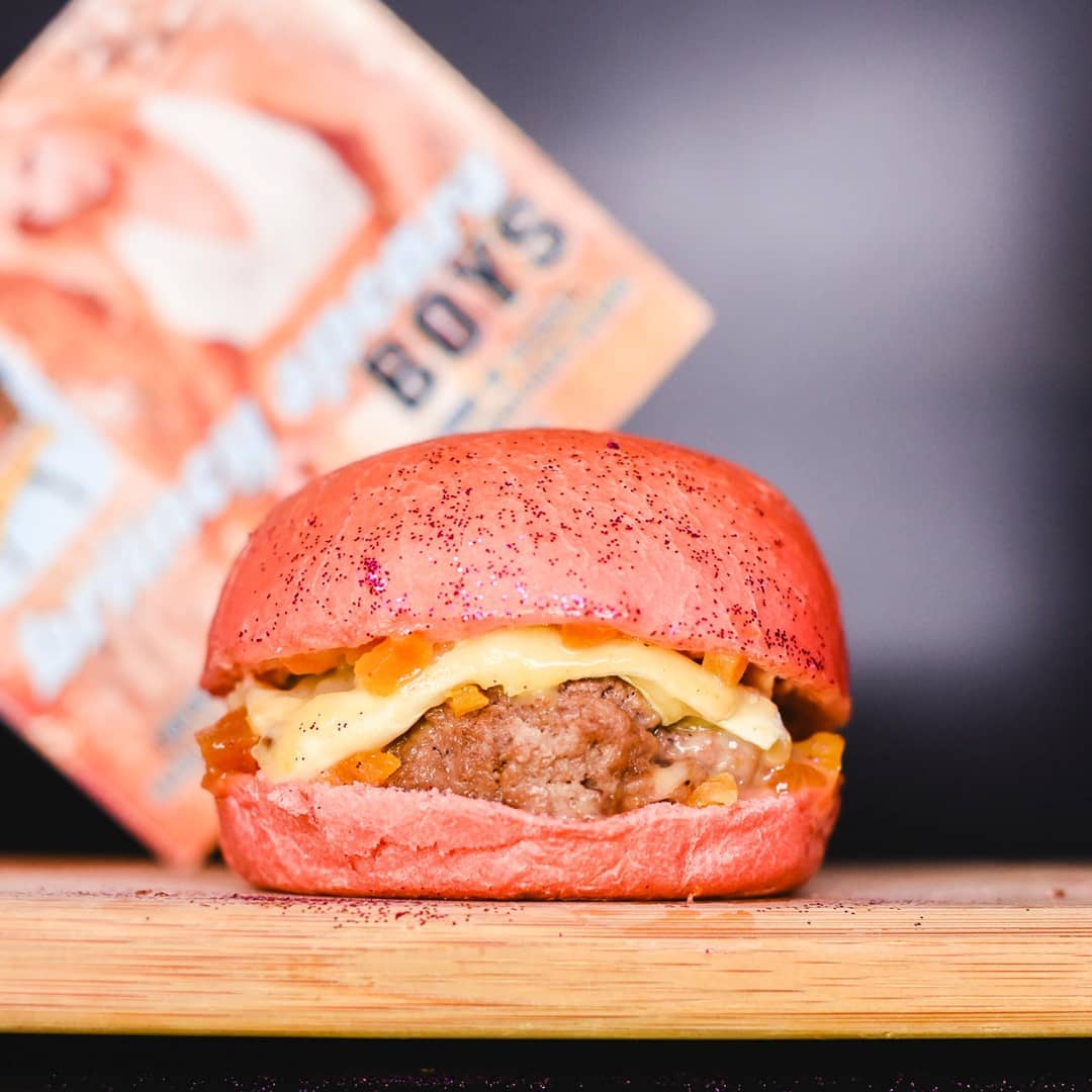 “A hamburgueria mais gay de SP” faz lanches com glitter e nomes de divas