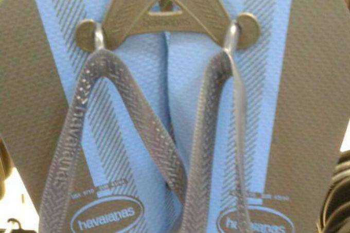 Mais uma polêmica: de que cor é esse chinelo?