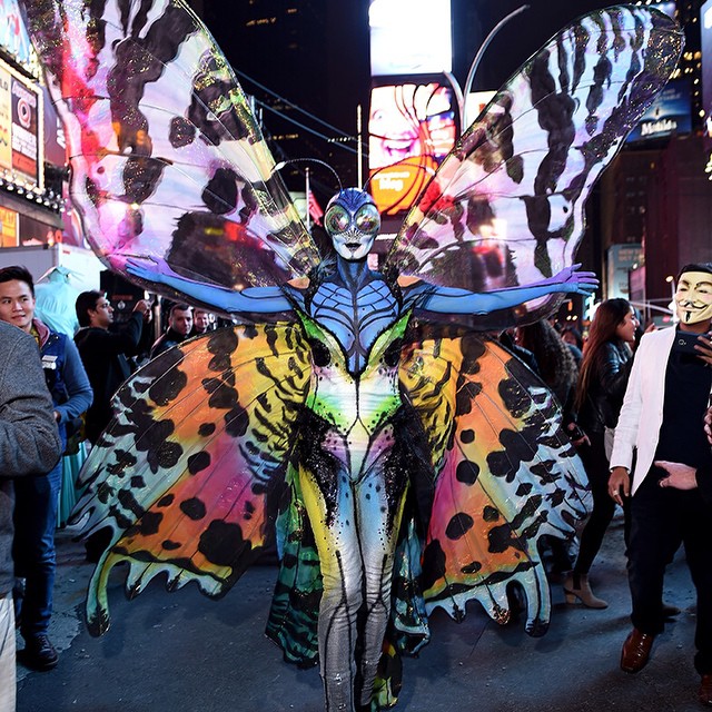 Heidi Klum vira mosca em tradicional festa de Halloween