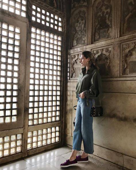 <strong>Helena Bordon:</strong> quer aderir &agrave; tend&ecirc;ncia militar aos poucos? Inspire-se na fashionista, que foi de camisa oversized e cal&ccedil;a jeans.