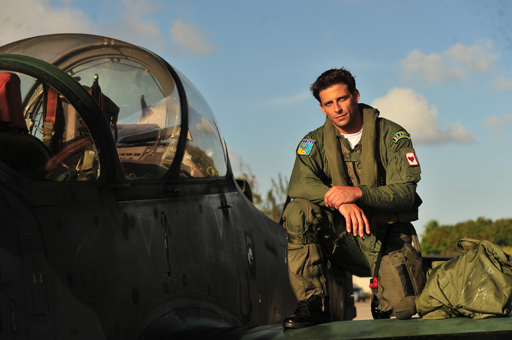 Homens de farda: veja os atores que já usaram uniforme nas novelas