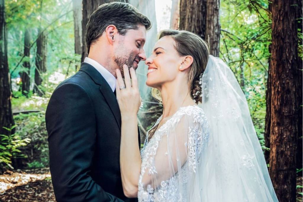 Hilary Swank escolheu dois looks maravilhosos para seu casamento secreto