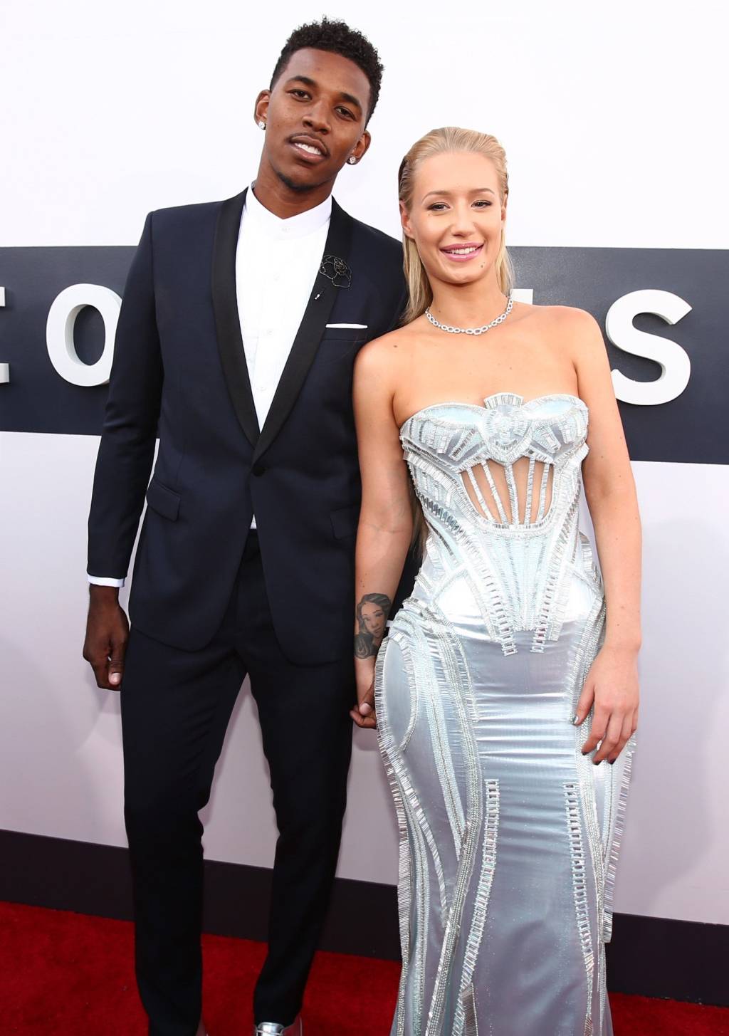 Iggy Azalea anuncia noivado com Nick Young e mostra anel de diamante nas redes sociais