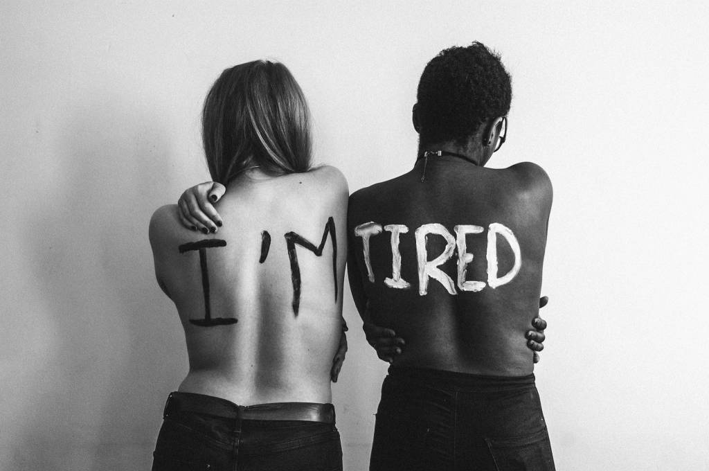 ‘I’m Tired Project’: 15 imagens impactantes ilustram o PESO da discriminação em cada um de nós