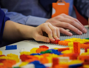 LEGO em braile para crianças cegas chegará ao Brasil