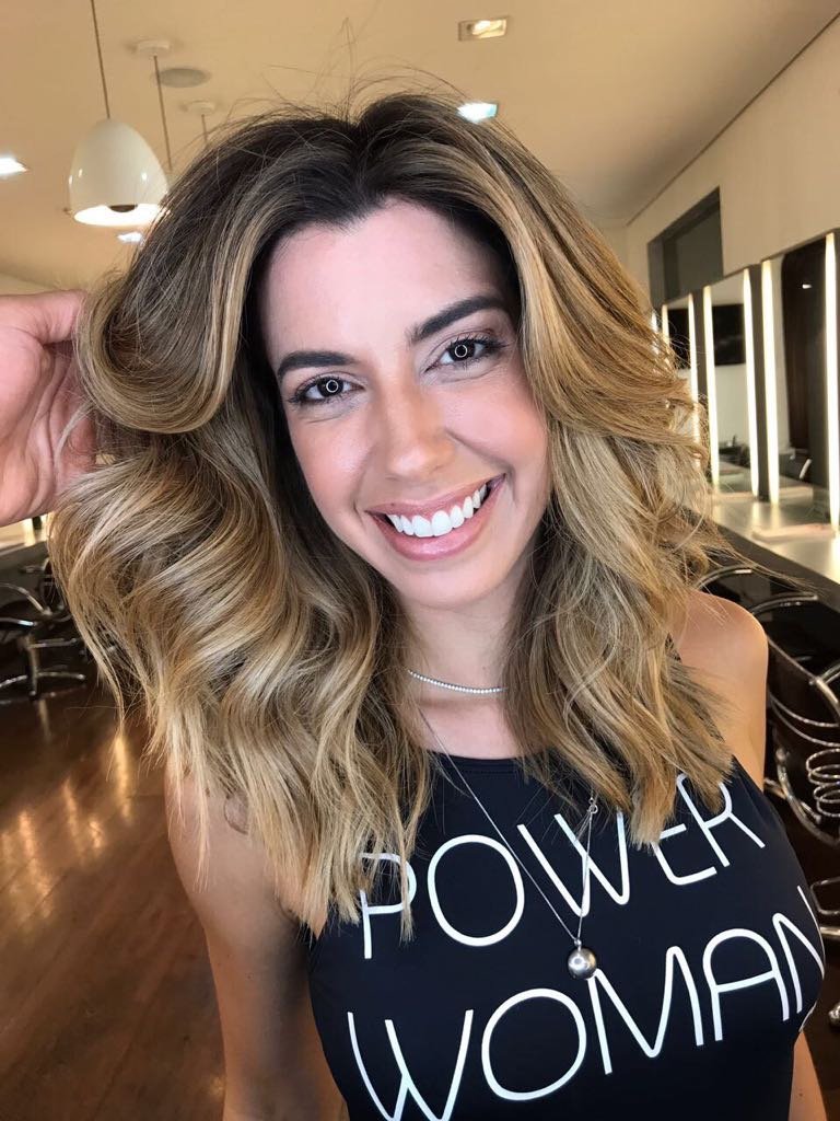 Mais loira, Camila Coutinho mudou o visual nesta madrugada