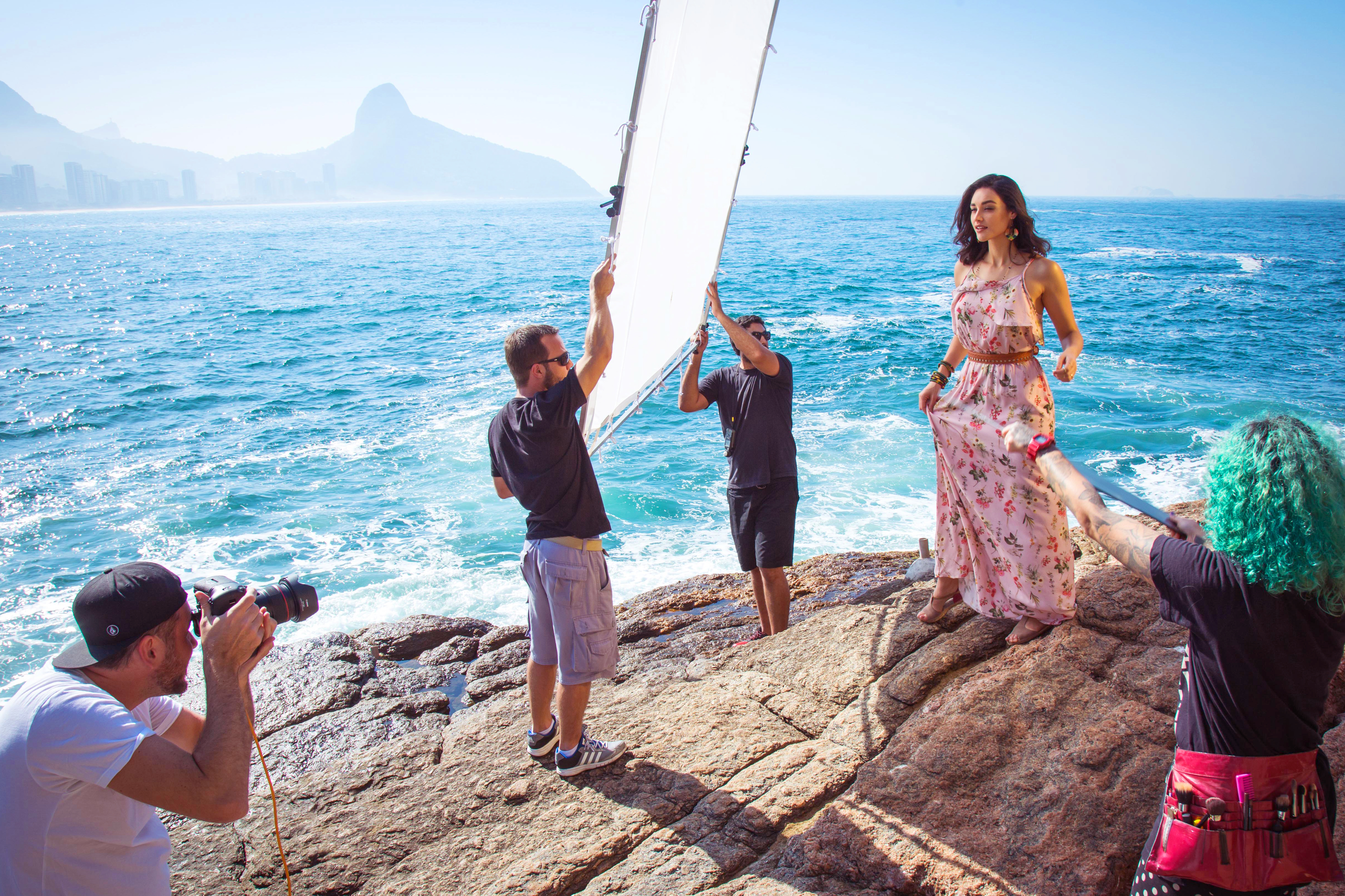 Este vestido fluido estampado da foto n&atilde;o vai faltar no guarda-roupa da atriz nesta temporada. &ldquo;Tem a cara do Rio e serve para qualquer ocasi&atilde;o&rdquo;, diz. J&aacute; Loreto vai apostar nas camisas de bot&atilde;o da marca.