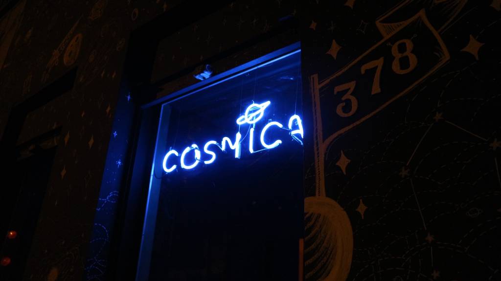Você é louca por astrologia? Então precisa conhecer esse bar
