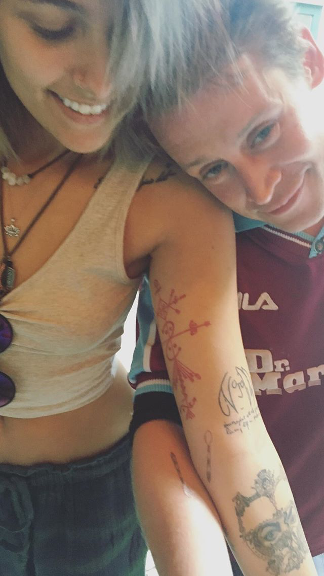 Paris Jackson e Macaulay Culkin fazem tatuagens iguais no braço