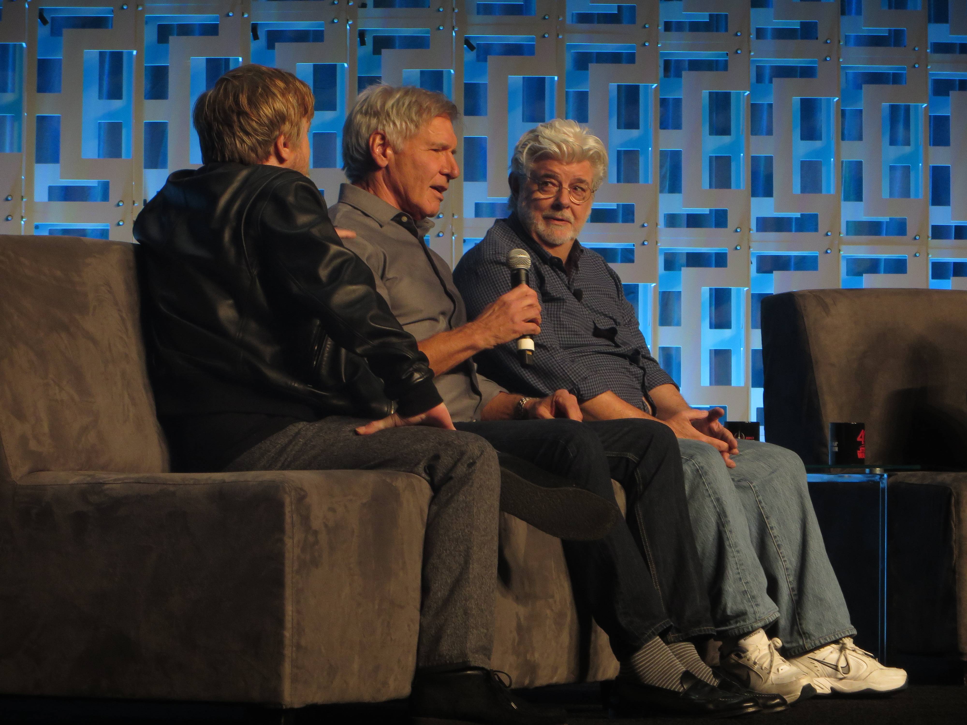 Harrison Ford surpreende fãs em convenção de 40 anos de Star Wars