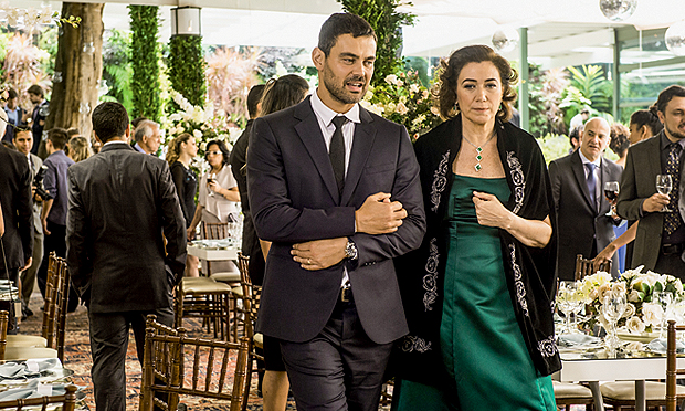 Império: Maurílio pede a ‘madame’ em casamento