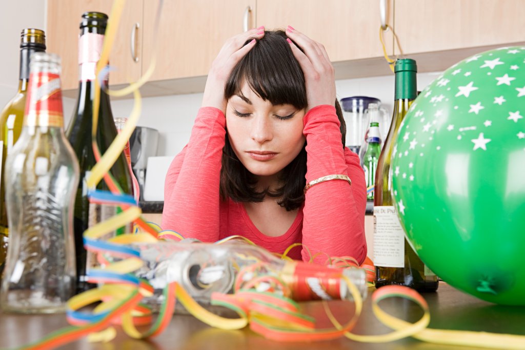 Saiba como previnir os sintomas de ressaca causada pelas festas de fim de ano
