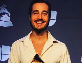 Tiago Iorc apresenta namorada no Grammy Latino